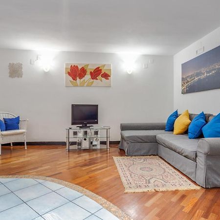 Guesthost - Casa Querida Central & Elegant Flat เนเปิลส์ ภายนอก รูปภาพ